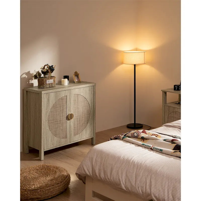 Meuble d'appoint en chêne et rotin avec panneau tissé en demi-cercle et poignée dorée