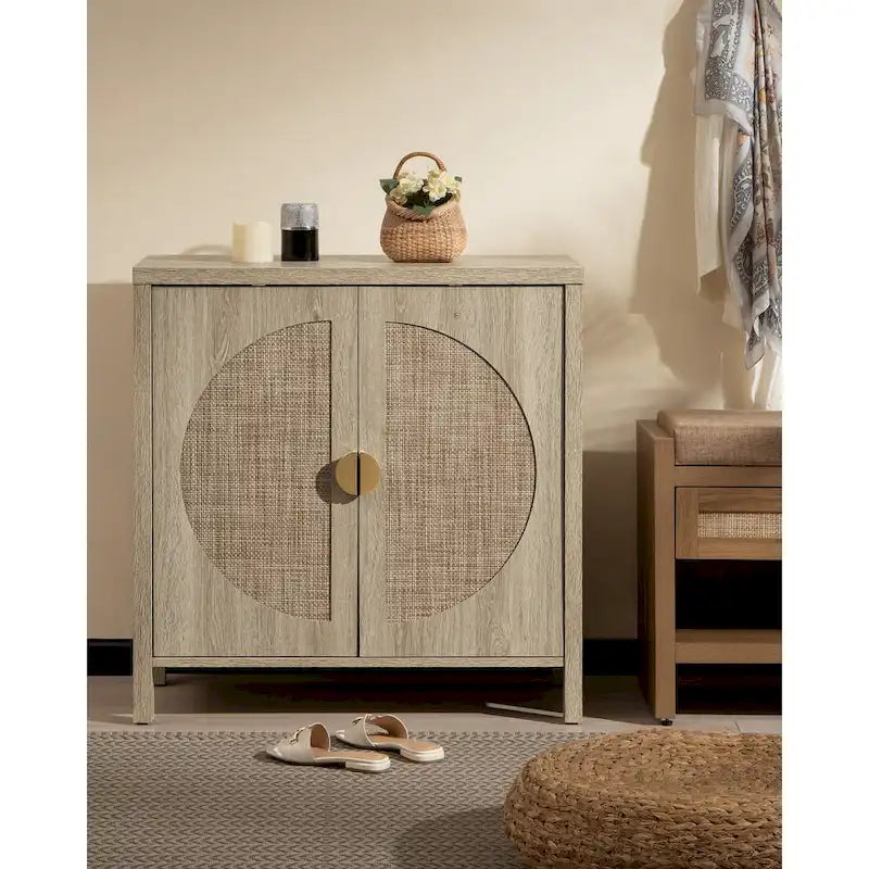 Meuble d'appoint en chêne et rotin avec panneau tissé en demi-cercle et poignée dorée