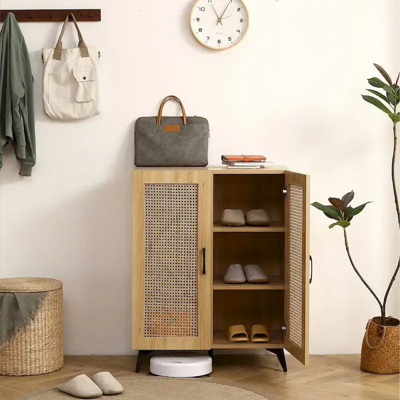 Meuble à chaussures double porte en cannage de rotin, chêne mid-century avec pieds en métal noir