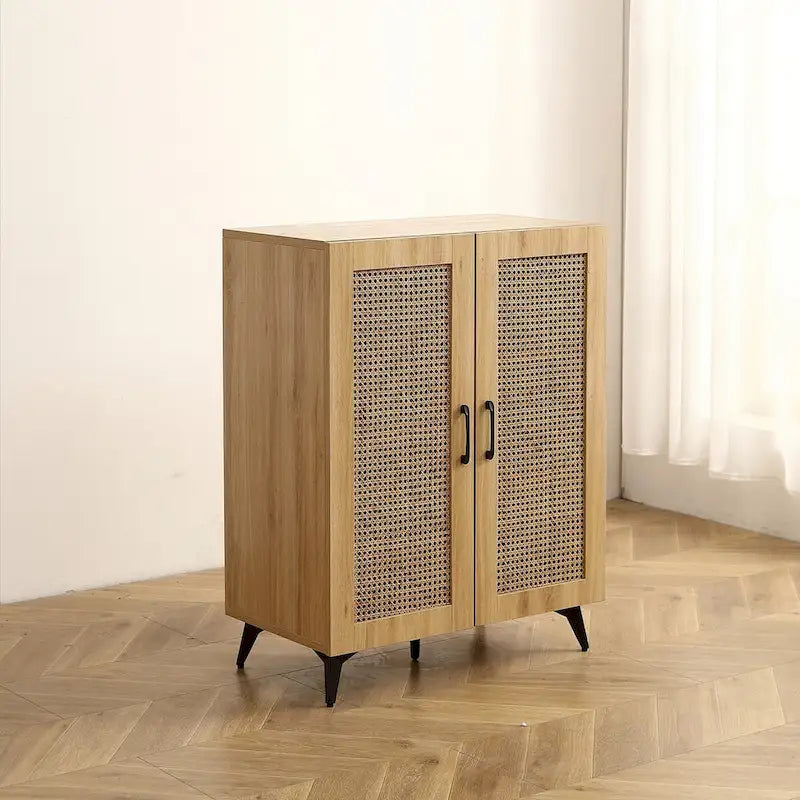 Meuble à chaussures double porte en cannage de rotin, chêne mid-century avec pieds en métal noir