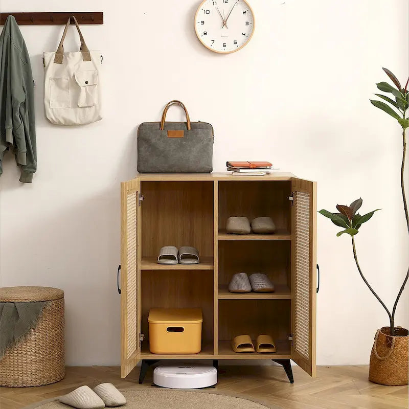 Meuble à chaussures double porte en cannage de rotin, chêne mid-century avec pieds en métal noir