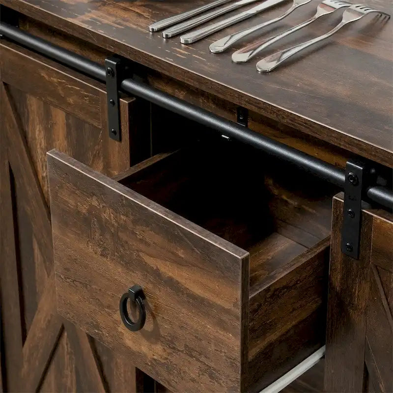 Buffet rustique marron de style ferme avec portes coulissantes façon grange et tiroirs