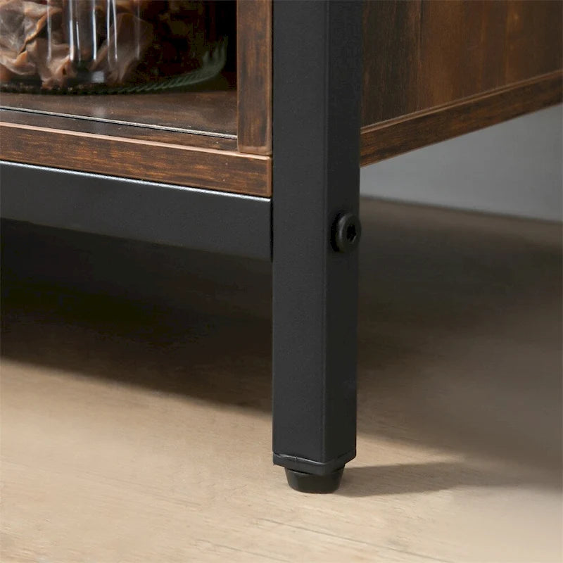 Buffet rustique marron de style ferme avec portes coulissantes façon grange et tiroirs
