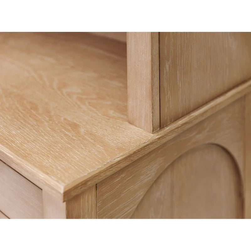 Vaisselier en bois avec portes en verre cintrées et étagères ouvertes, marron clair