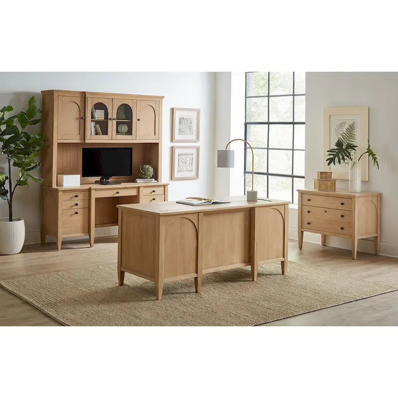 Vaisselier en bois avec portes en verre cintrées et étagères ouvertes, marron clair