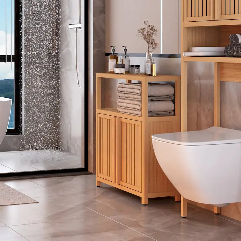 Meuble de rangement à deux portes en bambou avec étagère ouverte, finition naturelle